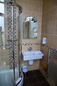 Uma casa de banho em Gabriel House Guesthouse