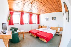 Schlafzimmer mit einem Bett, einem Schreibtisch und einem TV in der Unterkunft Willa Jordanówka in Czorsztyn