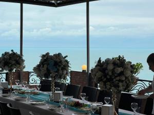 Goga Guest House في كفارياتي: طاولة طعام مطلة على المحيط