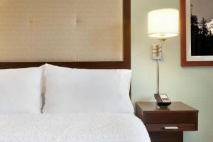 Postel nebo postele na pokoji v ubytování Hampton Inn - Portland/Clackamas