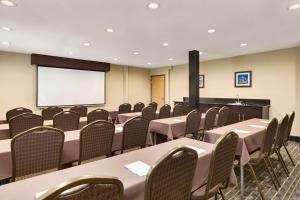 una sala de conferencias con mesas, sillas y una pizarra en Hampton Inn - Portland/Clackamas, en Clackamas