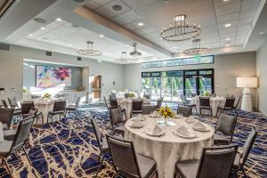 una gran sala de banquetes con mesas y sillas en Hilton Garden Inn Wilsonville Portland, en Wilsonville