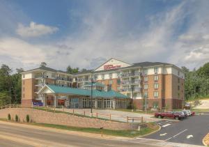 a large hotel with a parking lot in front of it at Hilton Garden Inn Pigeon Forge in Pigeon Forge