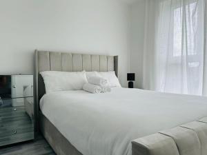 Un dormitorio con una gran cama blanca y una ventana en Stylish new built double bed, en Mánchester