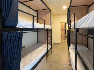 Ce dortoir comprend 3 lits superposés. dans l'établissement Multi Hostel Calvario, à Madrid