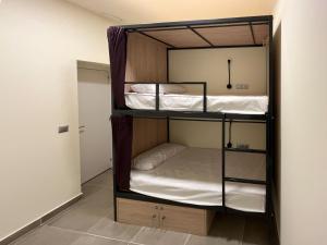 マドリードにあるMulti Hostel Calvarioの二段ベッド2組が備わる客室です。