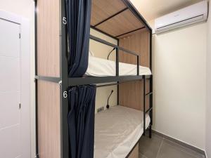 マドリードにあるMulti Hostel Calvarioの二段ベッド2組付きの二段ベッド付きの部屋