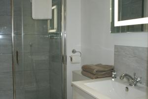y baño con ducha y lavamanos. en Keeper's Lodge en Rowlands Castle