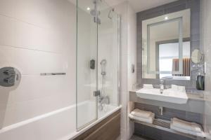 Vannituba majutusasutuses Clayton Hotel Dublin Airport +37 fotot