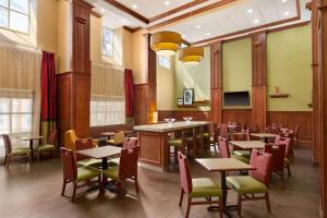 a restaurant with tables and chairs in a room at Hampton Inn & Suites Williamsburg Historic District in Williamsburg