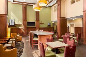 een restaurant met tafels en stoelen in een kamer bij Hampton Inn & Suites Williamsburg Historic District in Williamsburg