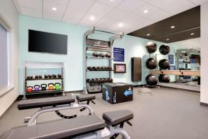 un gimnasio con equipamiento de ejercicio y TV de pantalla plana en Tru By Hilton Audubon Valley Forge, en Audubon