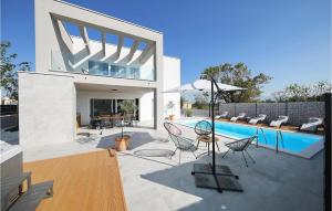 una casa con piscina y patio en Villa North, en Zaton 50 fotos más