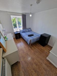 a bedroom with a bed and a desk and a window at COZY DOUBLE BEDROOM IN ZONE 1-2 CENTRAL LONDON in London