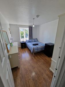 a bedroom with a bed and a window at COZY DOUBLE BEDROOM IN ZONE 1-2 CENTRAL LONDON in London