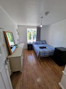 a bedroom with a bed and a desk and a window at COZY DOUBLE BEDROOM IN ZONE 1-2 CENTRAL LONDON in London