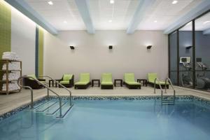 Bazén v ubytování Home2 Suites by Hilton Philadelphia Convention Center nebo v jeho okolí