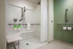 Koupelna v ubytování Home2 Suites by Hilton Philadelphia Convention Center