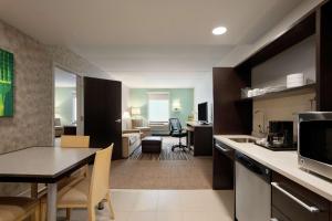 Kuchyň nebo kuchyňský kout v ubytování Home2 Suites by Hilton Philadelphia Convention Center