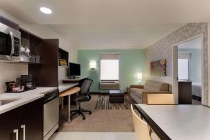 Kuchyň nebo kuchyňský kout v ubytování Home2 Suites by Hilton Philadelphia Convention Center
