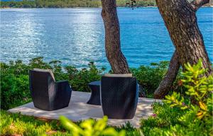 イェルサにあるVilla Anaの水の横に座る椅子2脚 +39枚の写真