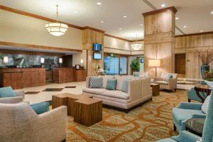 een lobby met banken en een woonkamer bij DoubleTree by Hilton Philadelphia Airport in Philadelphia