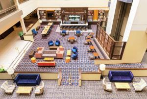 普利茅斯会议DoubleTree Suites by Hilton Hotel Philadelphia West的图书馆的顶部景色,设有桌椅