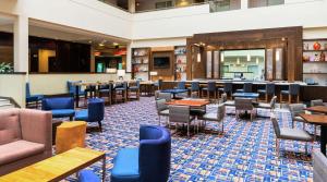 restauracja ze stołami i krzesłami oraz bar w obiekcie DoubleTree Suites by Hilton Hotel Philadelphia West w mieście Plymouth Meeting