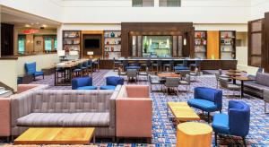 una biblioteca con sofás, mesas y sillas en DoubleTree Suites by Hilton Hotel Philadelphia West, en Plymouth Meeting