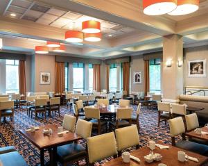 DoubleTree Suites by Hilton Hotel Philadelphia West餐厅或其他用餐的地方