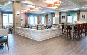 DoubleTree Suites by Hilton Hotel Philadelphia West餐厅或其他用餐的地方