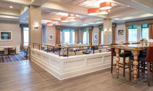 普利茅斯会议DoubleTree Suites by Hilton Hotel Philadelphia West的一间有桌椅的餐厅