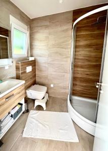 Vonios kambarys apgyvendinimo įstaigoje Bungalow Dream Oasis Dobra Voda
