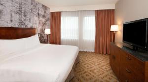 普利茅斯会议DoubleTree Suites by Hilton Hotel Philadelphia West的一间配有床和平板电视的酒店房间