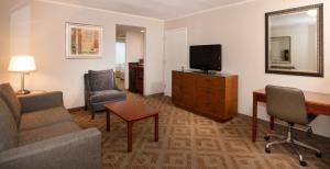 DoubleTree Suites by Hilton Hotel Philadelphia West的电视和/或娱乐中心