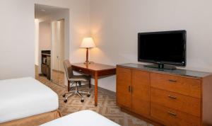 DoubleTree Suites by Hilton Hotel Philadelphia West的电视和/或娱乐中心