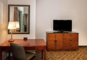 DoubleTree Suites by Hilton Hotel Philadelphia West的电视和/或娱乐中心