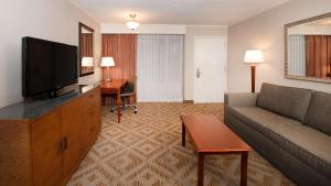 DoubleTree Suites by Hilton Hotel Philadelphia West的电视和/或娱乐中心