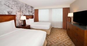 DoubleTree Suites by Hilton Hotel Philadelphia West客房内的一张或多张床位