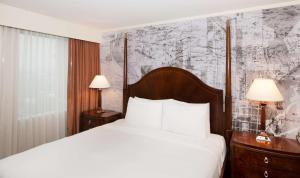 DoubleTree Suites by Hilton Hotel Philadelphia West客房内的一张或多张床位