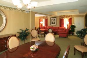 DoubleTree Suites by Hilton Hotel Philadelphia West的休息区