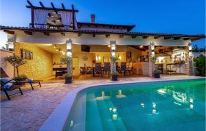 ein Haus mit einem Swimmingpool vor dem Haus in der Unterkunft Villa Karmen in Zaton