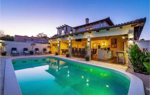 ein Swimmingpool vor einem Haus in der Unterkunft Villa Karmen in Zaton + 49 Fotos