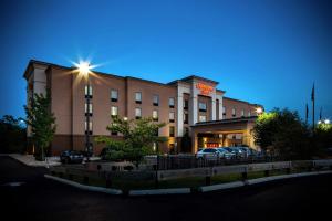 um edifício de hotel com carros estacionados em frente em Hampton Inn Limerick em Limerick