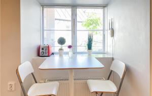 uma mesa branca e cadeiras num quarto com uma janela em Awesome Apartment In Visby With Wifi And 1 Bedrooms em Visby