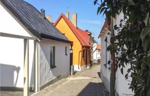 維斯比的住宿－Awesome Apartment In Visby With Wifi And 1 Bedrooms，一条狭窄的小巷,街上有色彩缤纷的建筑