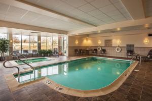 a large swimming pool in a hotel room at Hilton Garden Inn Valley Forge/Oaks in Oaks
