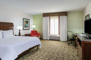 a hotel room with a bed and a television at Hilton Garden Inn Valley Forge/Oaks in Oaks