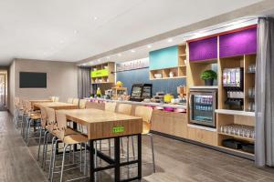 un restaurante con mesas, sillas y una barra en Home2 Suites By Hilton Ridley Park Philadelphia Airport So, en Ridley Park
