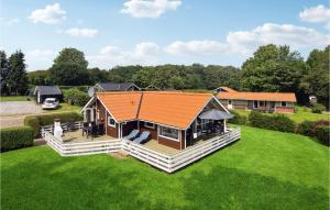 uma vista superior de uma casa com um telhado laranja em Nice Home In Sydals With Sauna em Skovby